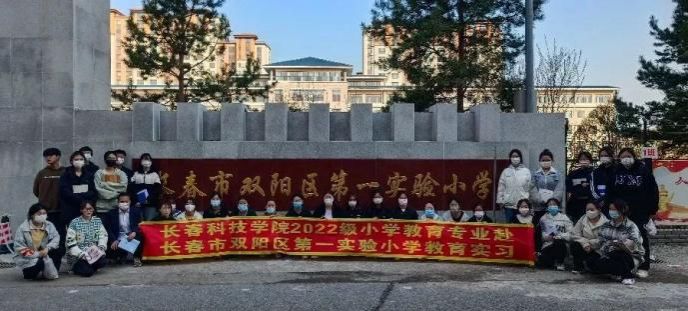 建筑前的广场上有许多人中度可信度描述已自动生成 建筑前的广场上有许多人中度可信度描述已自动生成