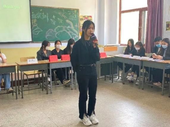 一群人站在桌子边中度可信度描述已自动生成 一群人站在桌子边中度可信度描述已自动生成