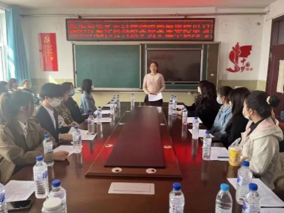 一群人在餐厅的桌子前描述已自动生成 一群人在餐厅的桌子前描述已自动生成