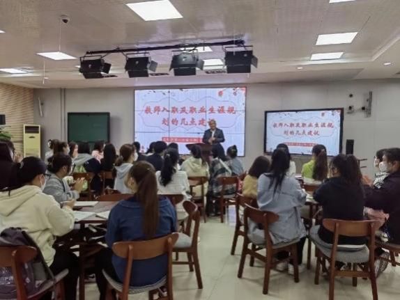 一群人在餐厅里描述已自动生成 一群人在餐厅里描述已自动生成