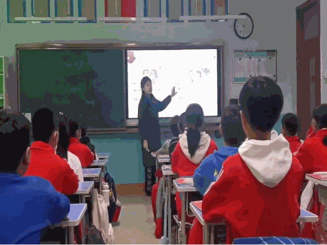 一群人在台上演讲描述已自动生成