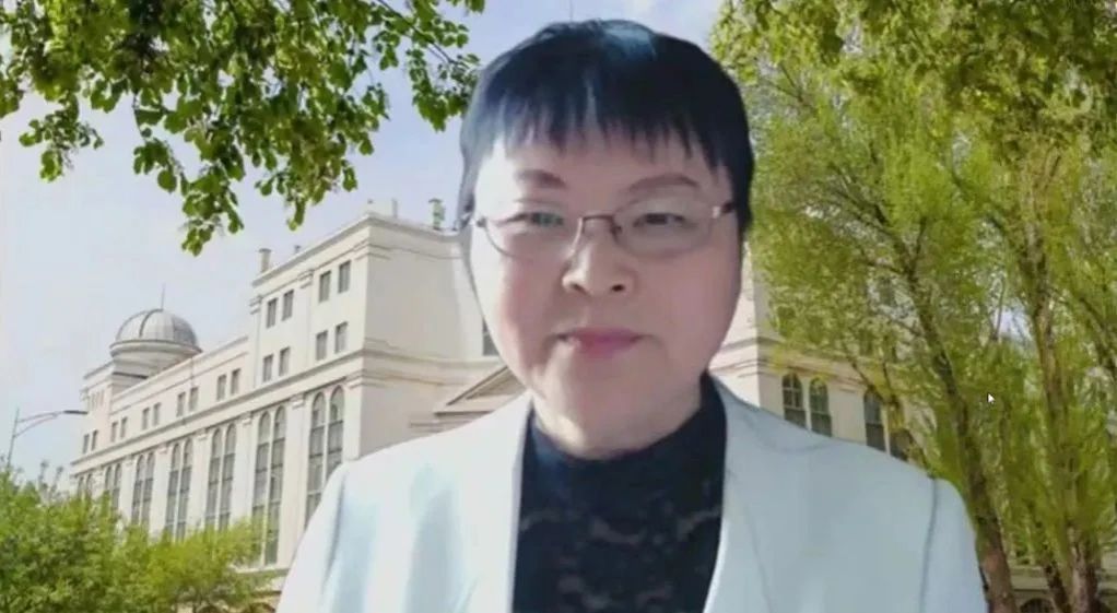 穿着衬衫的男孩描述已自动生成 穿着衬衫的男孩描述已自动生成