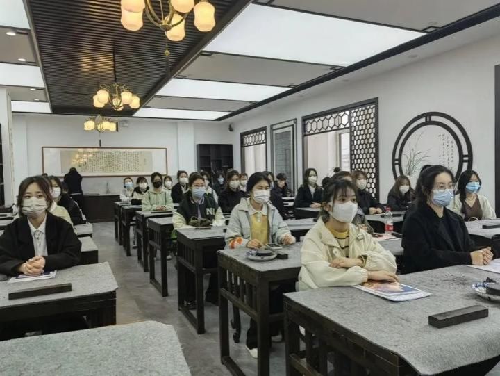 一群人在桌子前中度可信度描述已自动生成 一群人在桌子前中度可信度描述已自动生成