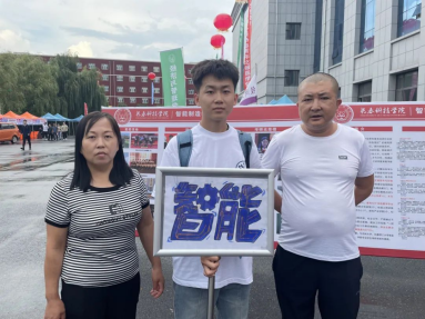 一群男人和女人站在街道上描述已自动生成