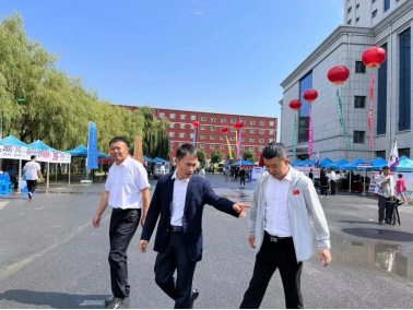 人们在街道上走描述已自动生成