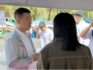 一群人正在聊天描述已自动生成