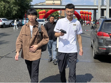 男人和女人站在街道上走描述已自动生成