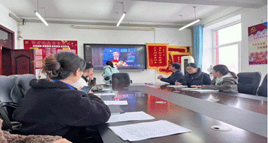 一些人在桌子前低可信度描述已自动生成