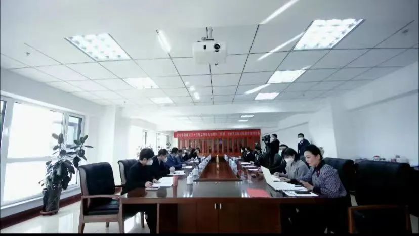 人们在厨房里描述已自动生成 人们在厨房里描述已自动生成