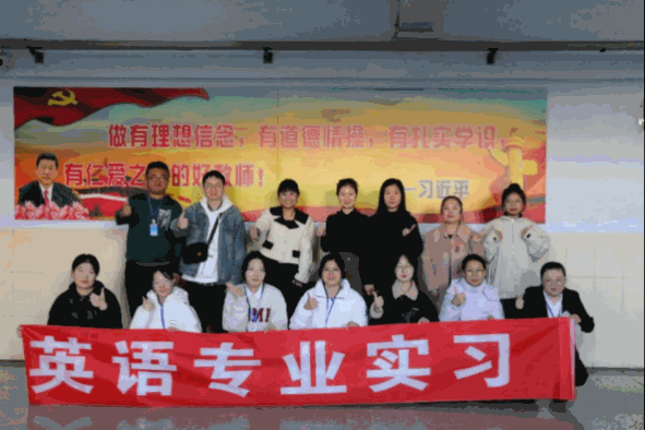 图片包含 室内, 文字, 人, 照片描述已自动生成