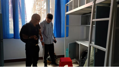 男人站在门前中度可信度描述已自动生成