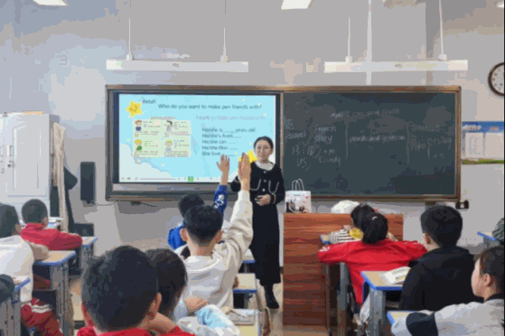 一群小孩在教室里描述已自动生成