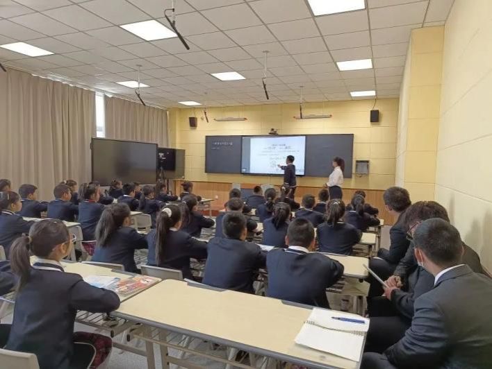 会议室里的人们描述已自动生成 会议室里的人们描述已自动生成