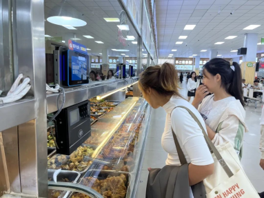 图片包含 室内, 人, 天花板, 食物描述已自动生成