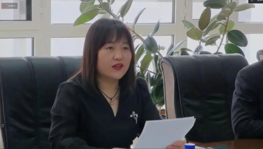 人在玩电脑描述已自动生成 人在玩电脑描述已自动生成