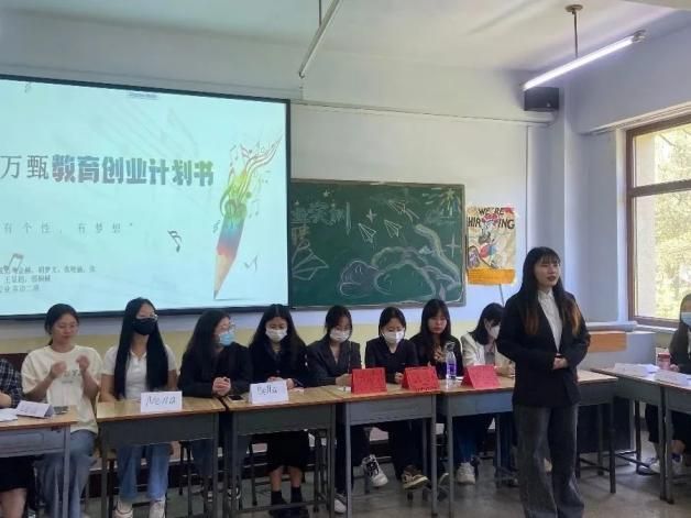 一群人在台上演讲描述已自动生成 一群人在台上演讲描述已自动生成