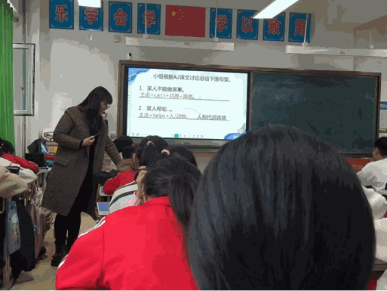 人们在看台上的人群描述已自动生成