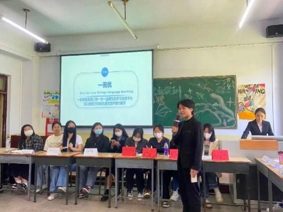 一群人站在柜台前描述已自动生成 一群人站在柜台前描述已自动生成