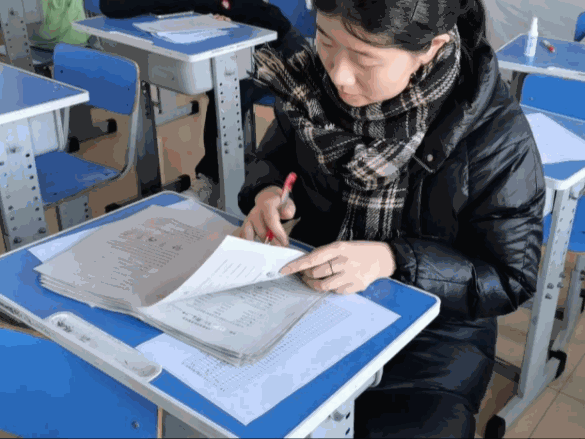 图片包含 人, 桌子, 电脑, 笔记本描述已自动生成