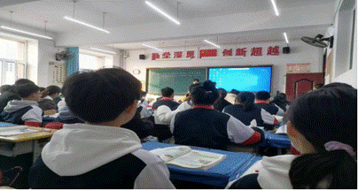 会议室里的人们描述已自动生成