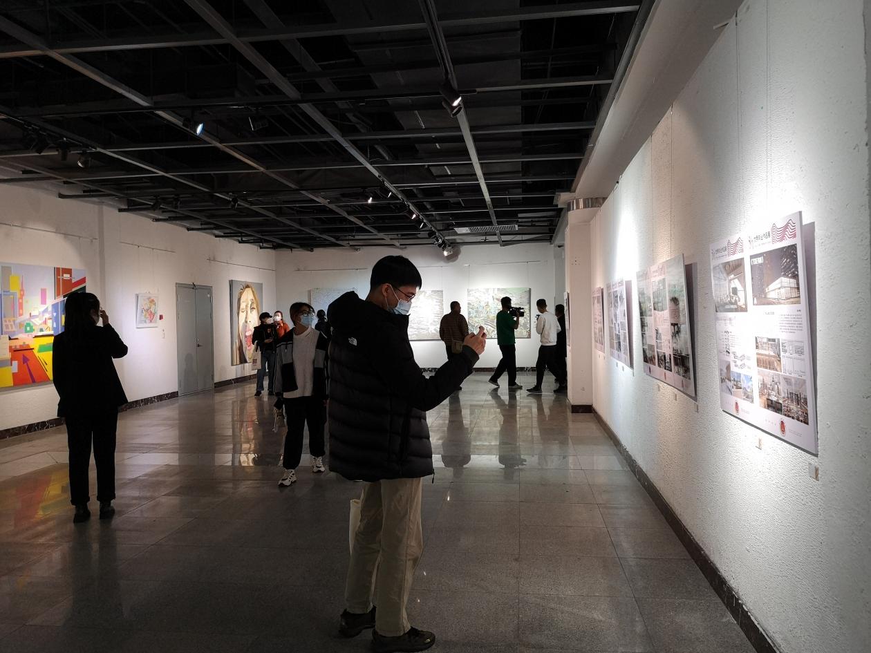 雪日赏画！长春这所高校把学生艺术作品展搬进长春世界雕塑园