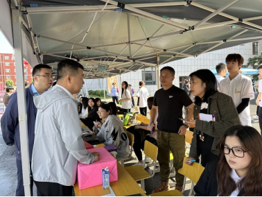 许多人站在室内描述已自动生成