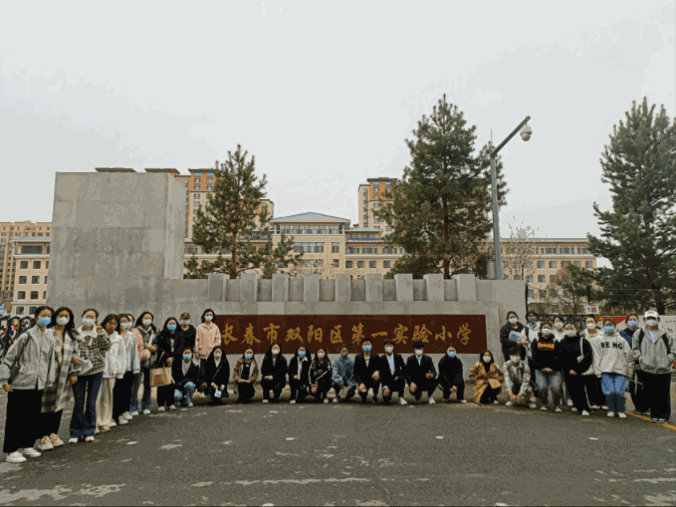 一群人在广场上描述已自动生成 一群人在广场上描述已自动生成