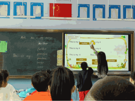 一群人在台上演讲中度可信度描述已自动生成