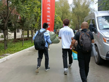 一群人站在汽车旁走描述已自动生成