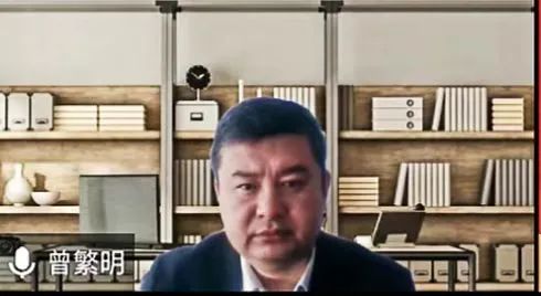 穿黑色衣服的男人描述已自动生成 穿黑色衣服的男人描述已自动生成