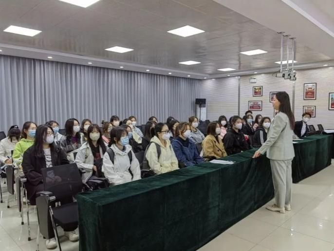 会议室里的人们描述已自动生成 会议室里的人们描述已自动生成