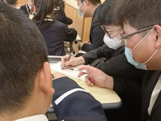 一群人正在聊天描述已自动生成 一群人正在聊天描述已自动生成