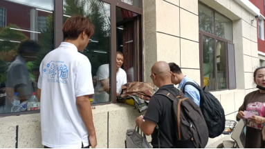 人们在街道上描述已自动生成