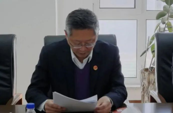 穿黑色衣服的男人在桌子上中度可信度描述已自动生成 穿黑色衣服的男人在桌子上中度可信度描述已自动生成