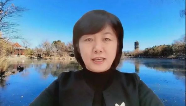 男孩站在湖边描述已自动生成 男孩站在湖边描述已自动生成