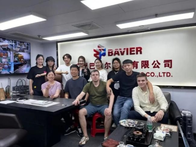 一群人在餐厅里描述已自动生成 一群人在餐厅里描述已自动生成