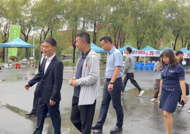 一群人走在路上描述已自动生成