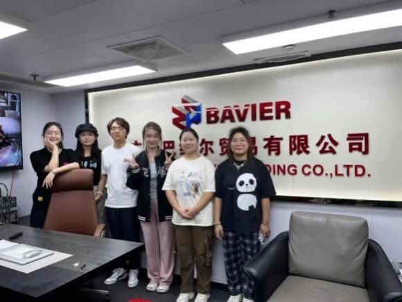 一群人站在房间里描述已自动生成 一群人站在房间里描述已自动生成