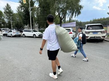 年轻的男人在街道边玩飞盘描述已自动生成