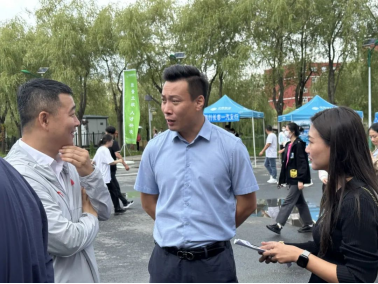 人站在人群中打电话描述已自动生成