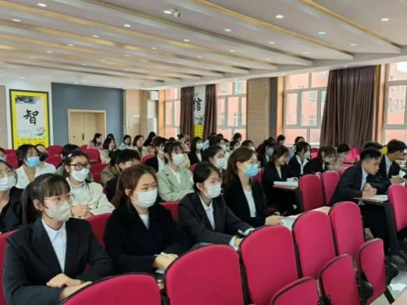 会议室里的人们描述已自动生成 会议室里的人们描述已自动生成