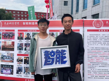 报纸上有男人的照片上写着字中度可信度描述已自动生成