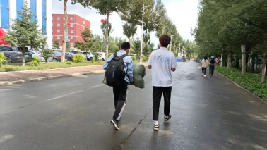 一些人在路上走描述已自动生成