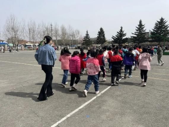 一群人站在路上描述已自动生成 一群人站在路上描述已自动生成