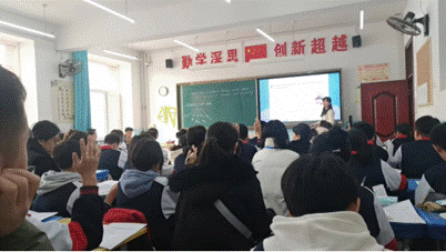 一群人在房间里描述已自动生成