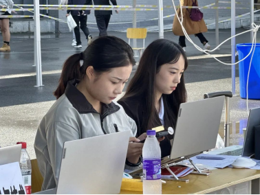 桌子上放着笔记本电脑的人低可信度描述已自动生成