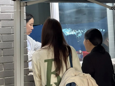 图片包含 人, 窗户, 建筑, 女人描述已自动生成