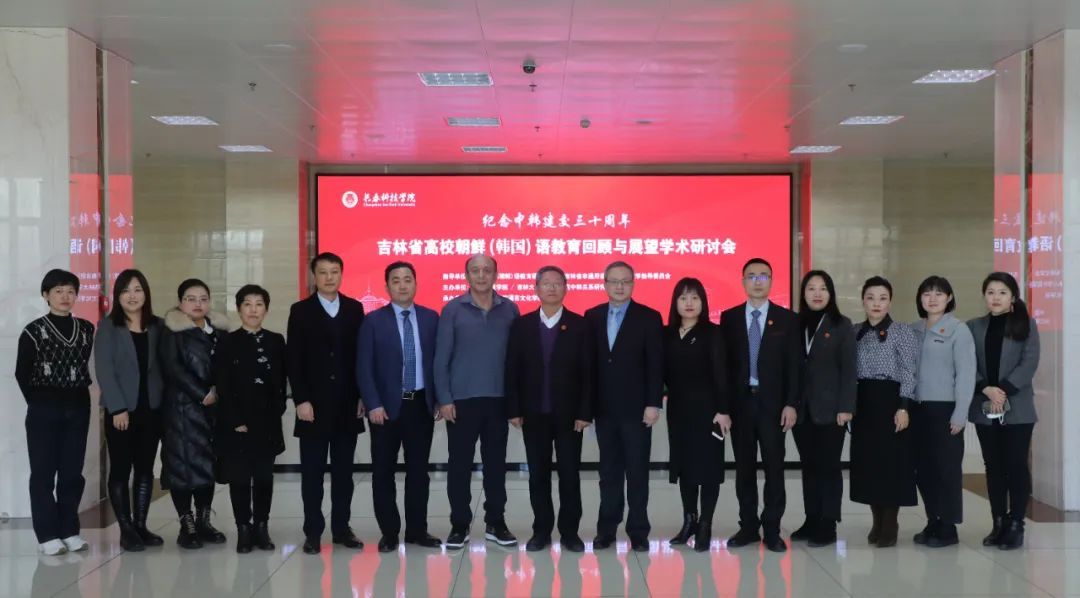 一群人站在一起描述已自动生成 一群人站在一起描述已自动生成