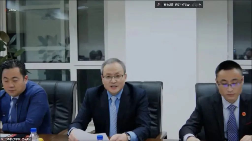 一群穿着西装的男人描述已自动生成 一群穿着西装的男人描述已自动生成