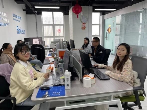 一群人在餐厅里吃桌子上中度可信度描述已自动生成 一群人在餐厅里吃桌子上中度可信度描述已自动生成